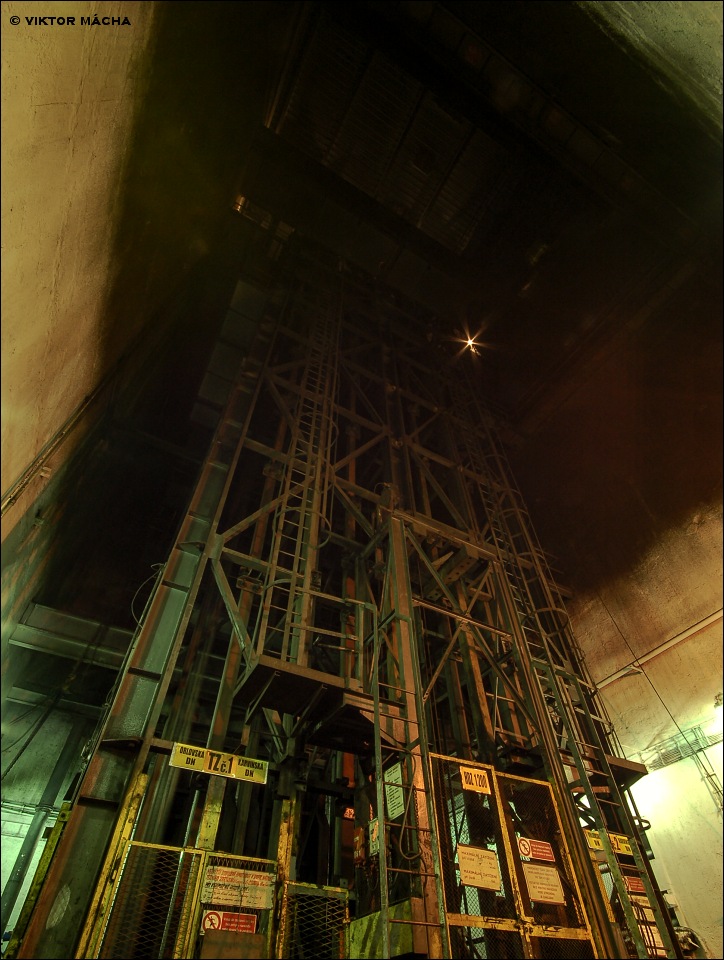 důl Lazy, uvnitř skipové těžní věže