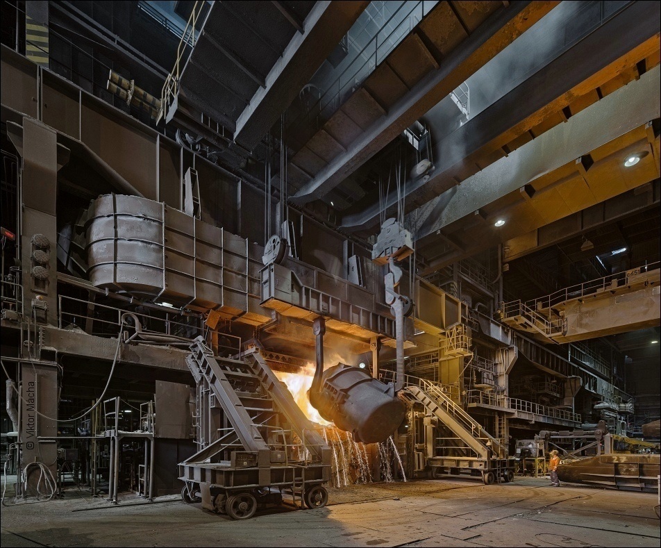 Ocelárna Vítkovice Steel, lití surového železa do konvertoru