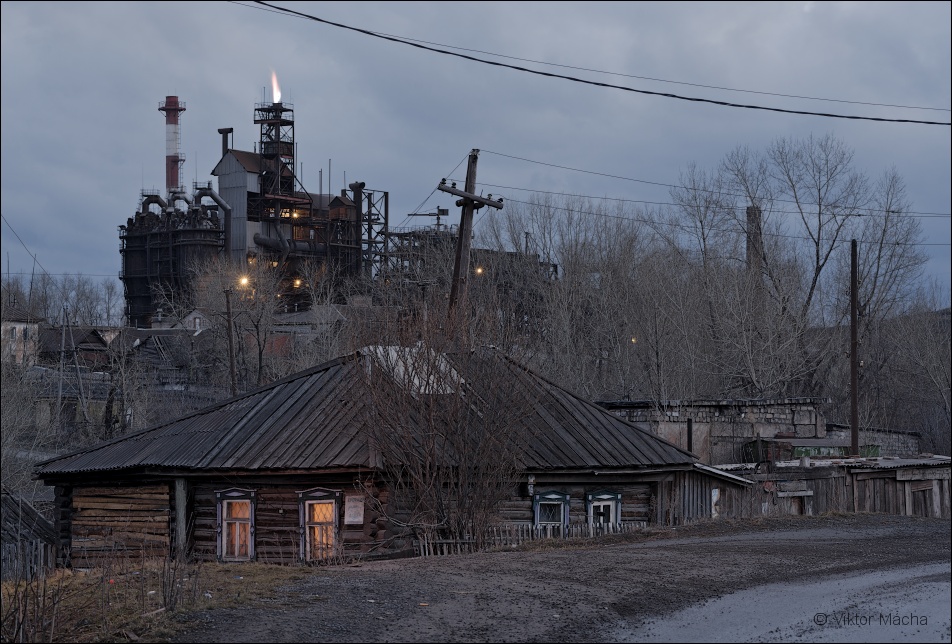 večerní pohled na železárny Satka