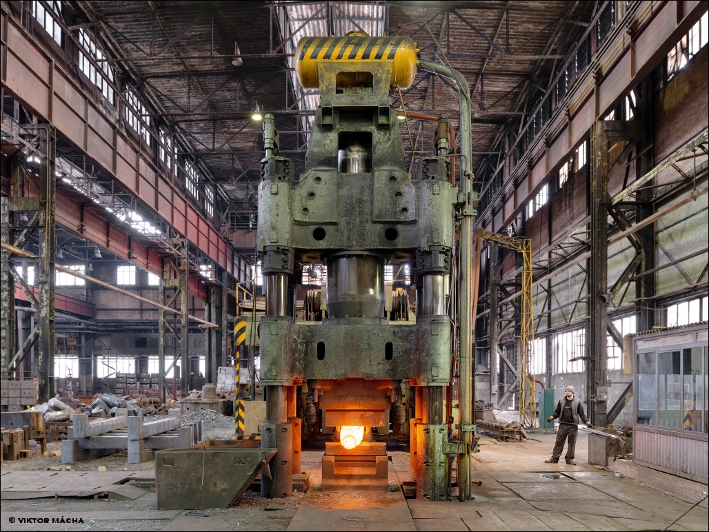 ZŤS Metalurg, práce na kovářském lisu